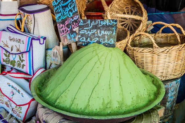 Belo mercado oriental vívido com cestas cheias de vários spi — Fotografia de Stock