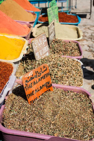Prachtige levendige oriëntaalse markt met manden vol met verschillende spi — Stockfoto