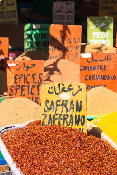 Bellissimo vivido mercato orientale con cestini pieni di vari spi — Foto Stock