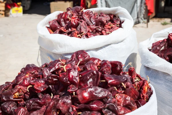 Červené paprica v tradiční zeleninový trh v Maroku — Stock fotografie