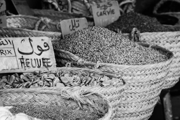 Hermoso mercado oriental vívido con cestas llenas de varios spi —  Fotos de Stock