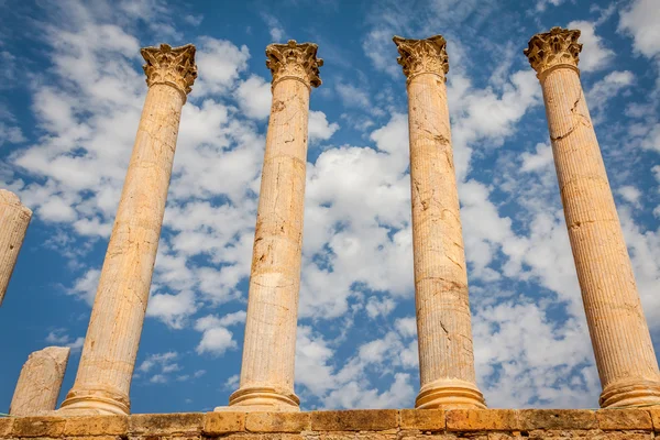 Thuburbo majus, Tunísia alguns dos restantes pilares que — Fotografia de Stock