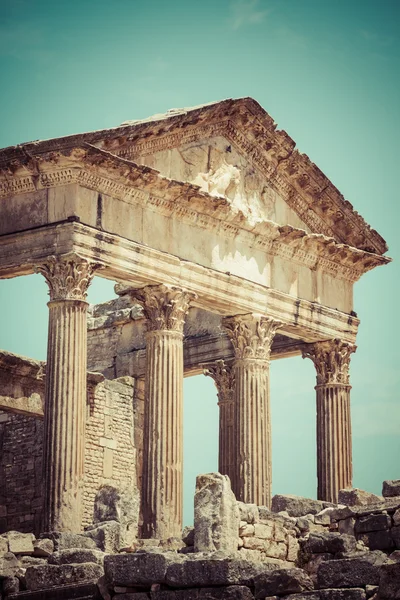Resto della città romana di Dougga con il Campidoglio, Tunisia — Foto Stock