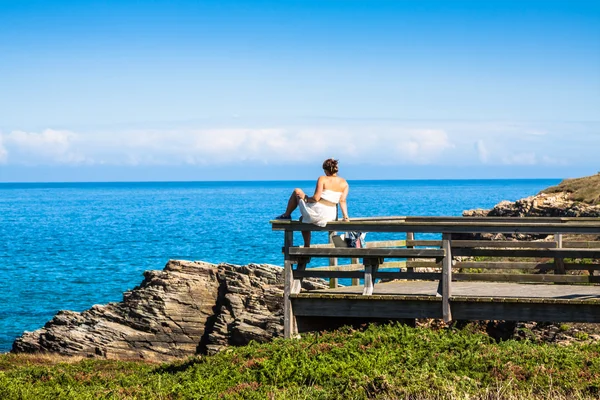 Young woman viewing the sea — Stock Photo, Image