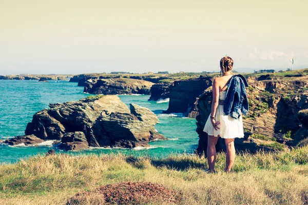 Young woman viewing the sea — Stock Photo, Image