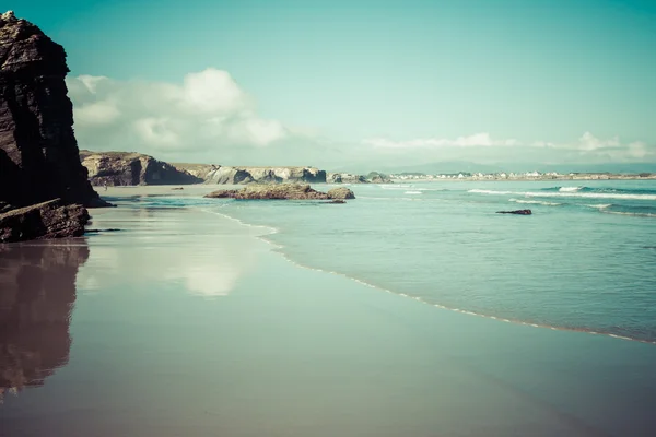 Przy plaży Las Catedrales w Galicji, Hiszpania. Rajska plaża w Ribade — Zdjęcie stockowe
