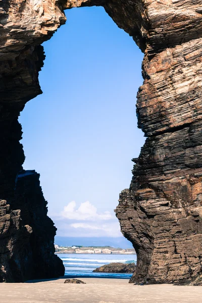 Przy plaży Las Catedrales w Galicji, Hiszpania. Rajska plaża w Ribade — Zdjęcie stockowe