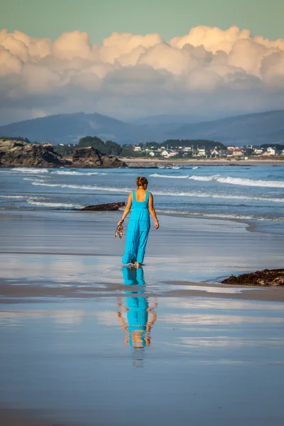 Vacanze al mare. Ragazza che cammina lungo una spiaggia in Spagna — Foto Stock