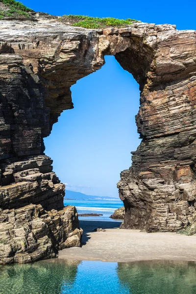 Przy plaży Las Catedrales w Galicji, Hiszpania. Rajska plaża w Ribade — Zdjęcie stockowe