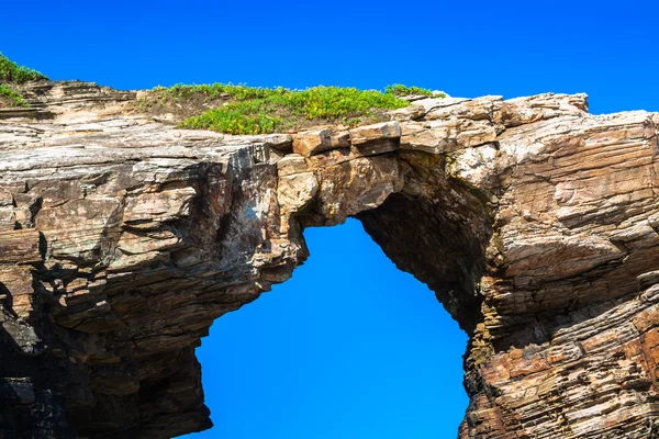 Przy plaży Las Catedrales w Galicji, Hiszpania. Rajska plaża w Ribade — Zdjęcie stockowe