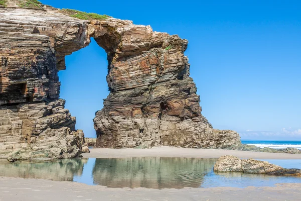 Słynny hiszpański przeznaczenia, katedr plaży (playa de las wymagają — Zdjęcie stockowe