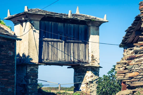 Старая деревянная постройка использовалась в качестве сарая. Астурия, Испания — стоковое фото
