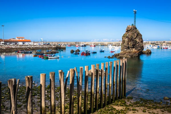 Balıkçı limanı Cudillero, Asturias, İspanya'dan teknelerle. — Stok fotoğraf