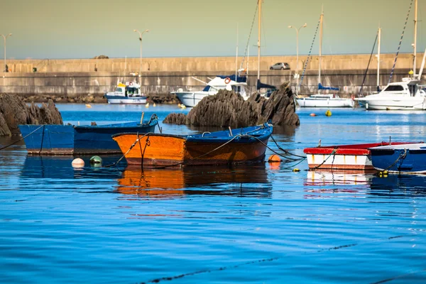 Barcos no porto de pesca de Cudillero, Astúrias, Espanha . — Fotografia de Stock