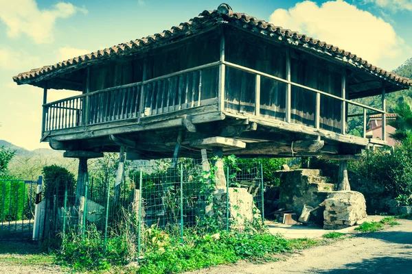 Pravia, stary drewniany budynek używany jako stodoły. Asturias, Hiszpania — Zdjęcie stockowe