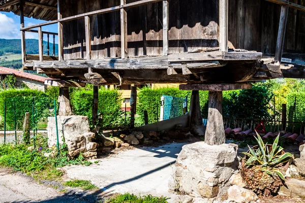 Pravia, oude houten gebouw gebruikt als schuur. Asturias, Spanje — Stockfoto