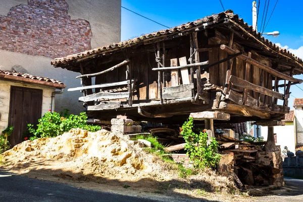 Pravia, stary drewniany budynek używany jako stodoły. Asturias, Hiszpania — Zdjęcie stockowe