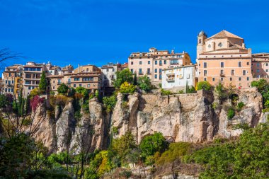 şaşırtıcı İspanya - uçurumdan kayaların üzerinde şehir - cuenca
