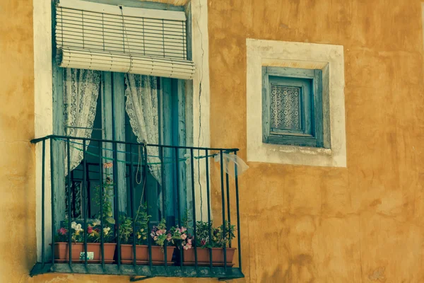 旧颜色的房子外墙在昆卡，西班牙中部 — 图库照片