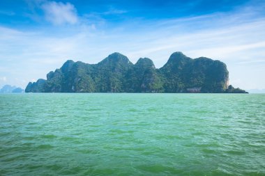 Phuket, Tayland, Thailand, denizde büyük kayalık dağ