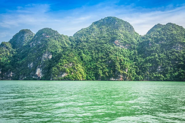 Grande montanha rochosa no mar em Phuket, Tailândia — Fotografia de Stock