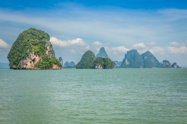 Phuket, Tayland, Thailand, denizde büyük kayalık dağ