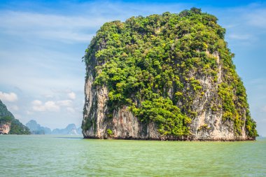 Phuket, Tayland, Thailand, denizde büyük kayalık dağ