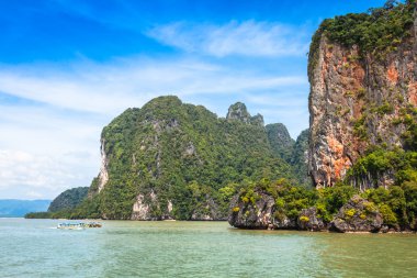 Phuket, Tayland, Thailand, denizde büyük kayalık dağ