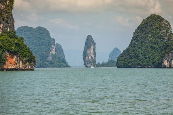 Skały i morze krajobraz na wyspie w Tajlandia, Phuket — Zdjęcie stockowe