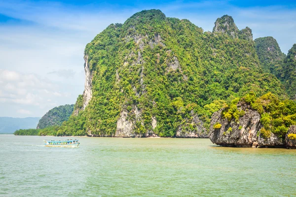 Stânci și peisaj maritim pe insulă în Thailanda, Phuket — Fotografie, imagine de stoc