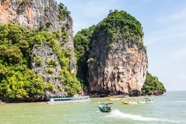 Βράχοι και θάλασσα τοπίο στο νησί της Ταϊλάνδης, Πουκέτ — Φωτογραφία Αρχείου