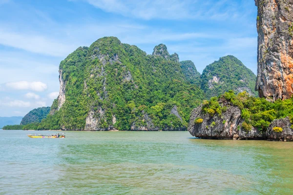 Βράχοι και θάλασσα τοπίο στο νησί της Ταϊλάνδης, Πουκέτ — Φωτογραφία Αρχείου