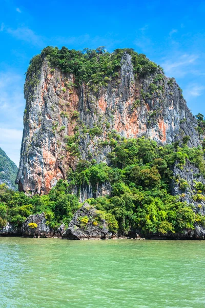 Rotsen en zee landschap op eiland in Thailand, Phuket — Stockfoto