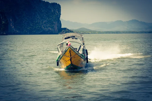Традиционные тайские лодки в Phang nga, Пхукет, Таиланд — стоковое фото