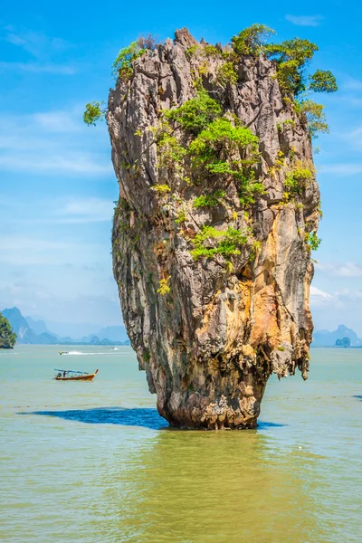 Ko Tapu rock na Ilha James Bond, Baía de Phang Nga na Tailândia — Fotografia de Stock