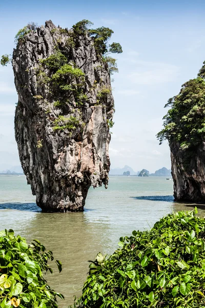 Ko Tapu roca en James Bond Island, Phang Nga Bay en Tailandia — Foto de Stock