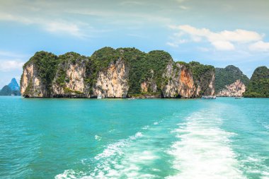 bir phang nga körfezindeki tekne Tayland görünümünden Rock Adaları.