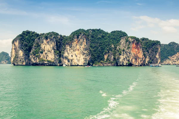 Ilhas rochosas em uma baía de Phang Nga, Tailândia Vista de barco . — Fotografia de Stock