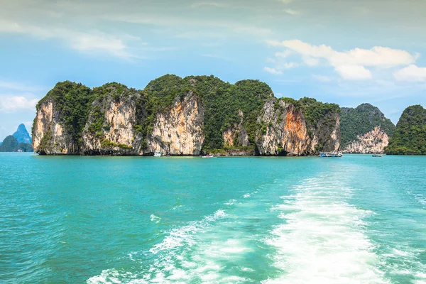 Ilhas rochosas em uma baía de Phang Nga, Tailândia Vista de barco . — Fotografia de Stock