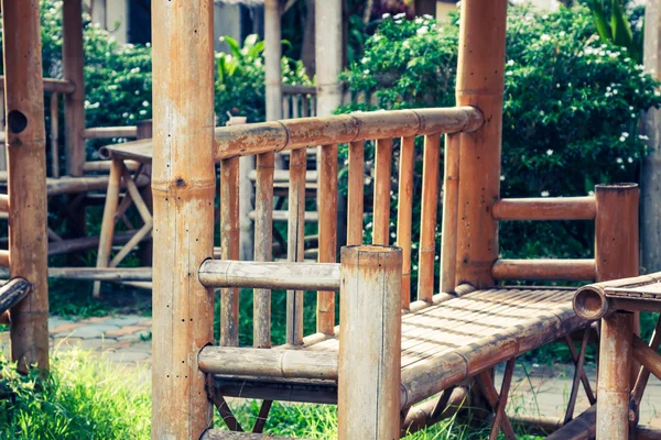 Скамейка из бамбука . — стоковое фото