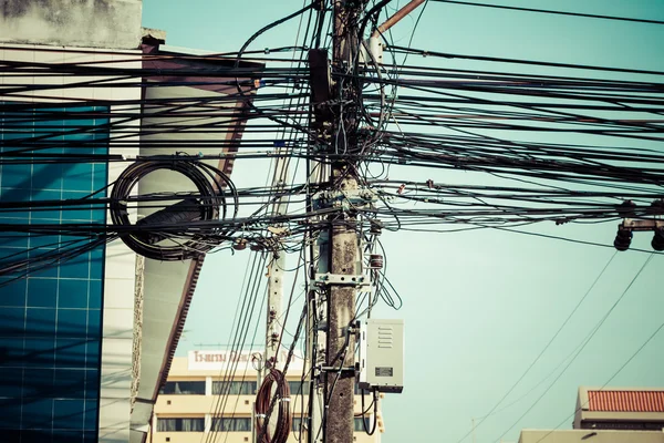 Cabos elétricos bagunçados em Phuket, Tailândia. Ásia — Fotografia de Stock