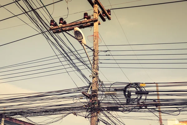 Cabos elétricos bagunçados em Phuket, Tailândia. Ásia — Fotografia de Stock