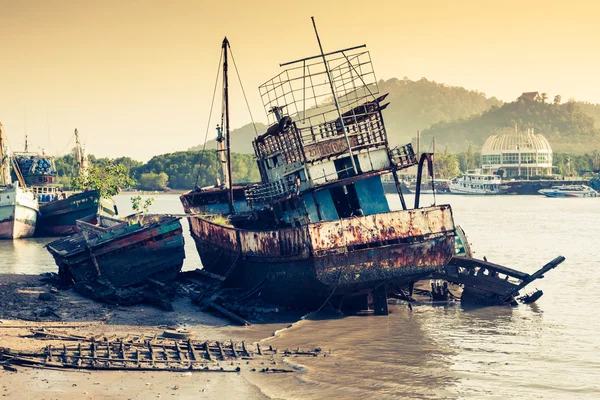 Ahşap yerel balıkçı teknesi. Phuket Adası. Tayland — Stok fotoğraf