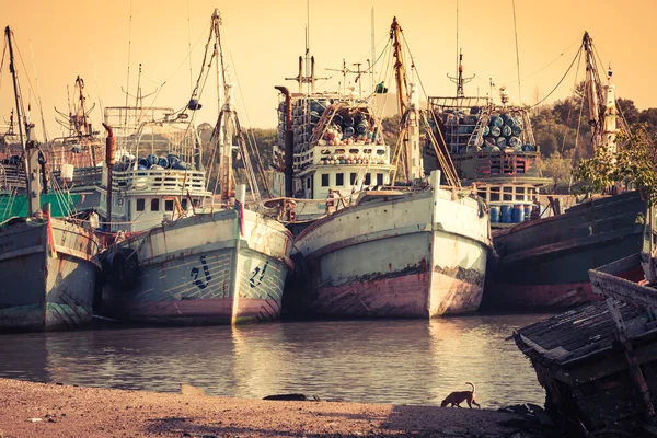 Деревянная рыбацкая лодка. Остров Пхукет. Таиланд — стоковое фото