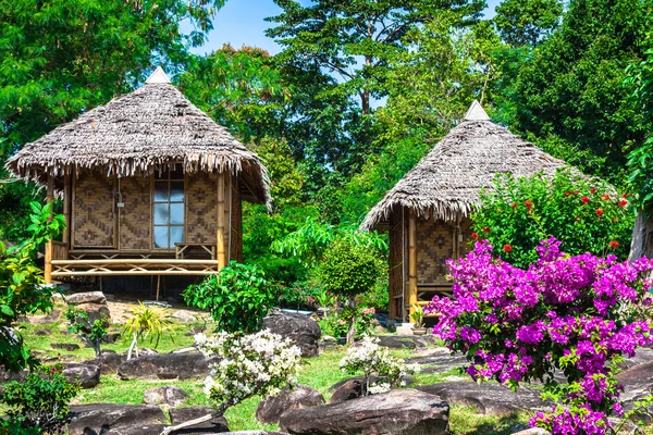 Trä bungalow resort i ko phi phi island, thailand — Stockfoto