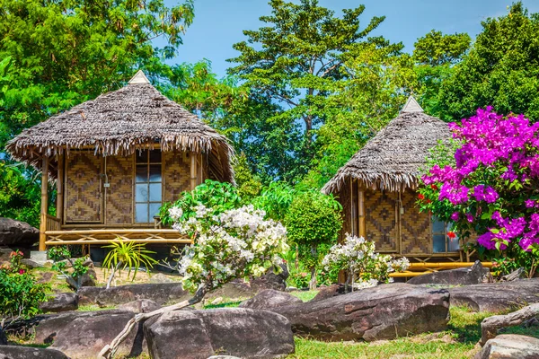 Estância de bungalow de madeira em ko phi phi ilha, Tailândia — Fotografia de Stock