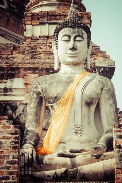 Buddha Antic la Wat Yai Chaimongkol, Ayutthaya — Fotografie, imagine de stoc