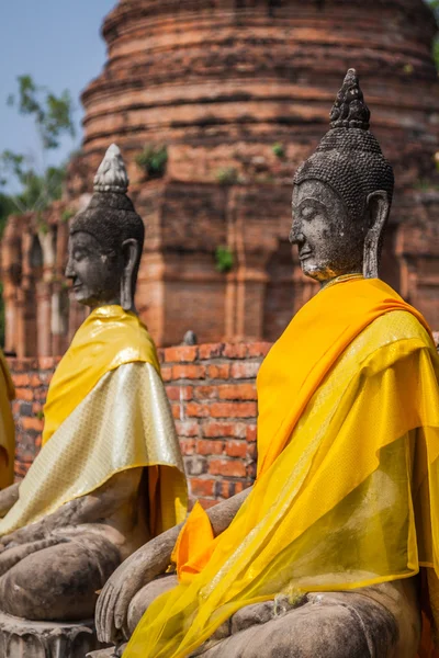 Estátuas de buddha alinhadas com bandas de laranja em Ayutthaya, Tailândia — Fotografia de Stock