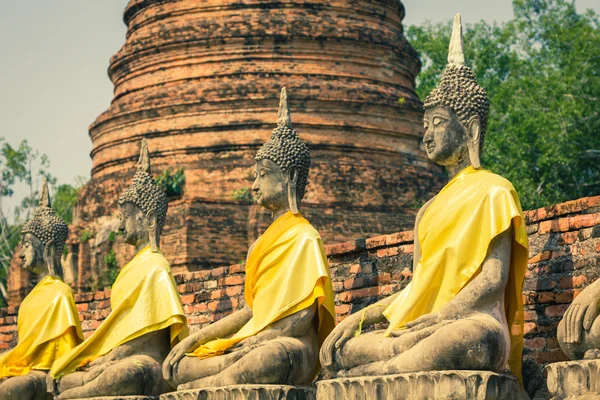 Estátuas de Buda alinhadas em Wat Yai Chaimongkol Ayutthaya Bangkok — Fotografia de Stock