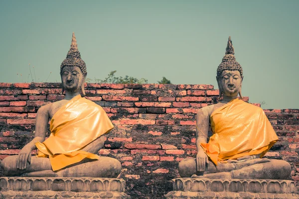 Statues de bouddha alignées avec des bandes orange à Ayutthaya, Thaïlande — Photo